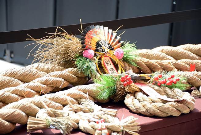 素樸稻草到李龍手上，長出千變萬化姿態，彷彿有了新生命。（林和生攝）