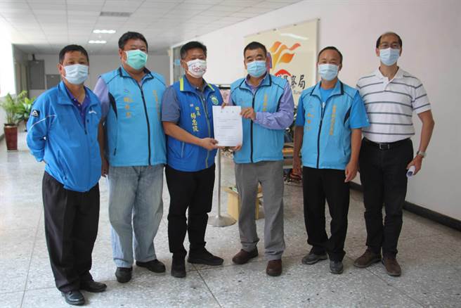 金寧乡长杨忠俊、乡代会主席庄振源等人携陈情书，争取金寧乡升格改制。（金寧乡公所提供）