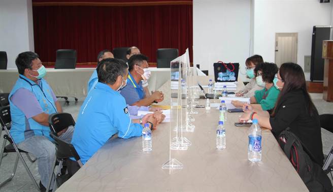 金寧乡长杨忠俊、乡代会主席庄振源等人今天向跨海巡察的监委纪惠容、王幼铃陈情，建请将「金门县金寧乡」改制成「金门县金寧镇」并增加组织编制员额，以利乡政推动和地区发展。（金寧乡公所提供）