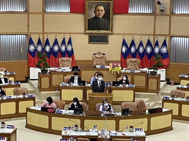 新北市教育局长张明文今在新北市议会表示，新北市5日已改由学校直接发送居隔单，不用经过卫生所等卫生机关，效率提升许多，预计1、2天内就能发出。（蔡雯如摄）