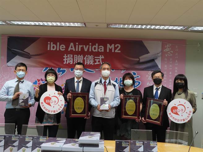 「林口阿姨」新北市议员蔡淑君响应好日子爱心大平台，媒合ible Tech（鸿辰通讯）、友座建设股份有限公司、出类开发股份有限公司等热心企业，于6日上午将护身防疫神器穿戴式空气清净器指定捐赠予新北市联合医院。（叶德正摄）