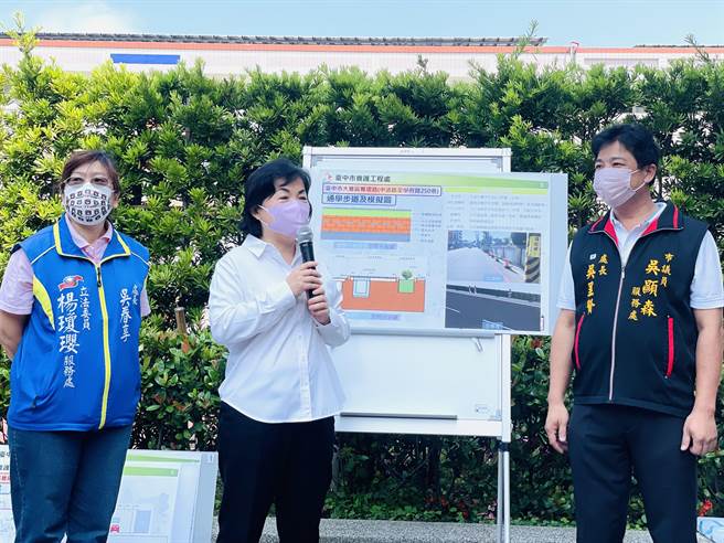 立委杨琼璎、市议员吴显森服务处长吴呈贤争取大明国小增设通学步道，今听取建设局简报。（陈淑娥摄）