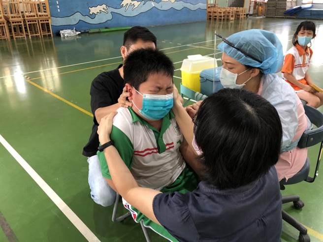 屏縣國小學童施打疫苗。(屏縣府提供)