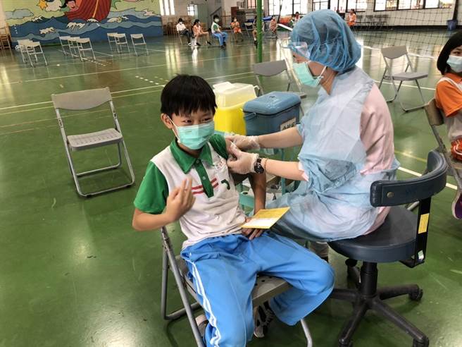 屏縣國小學童施打疫苗。(屏縣府提供)