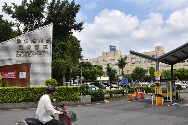 中央要求新冠收治医院管控病床，直接影响其它疾病患者就医权益。（谢明俊摄）