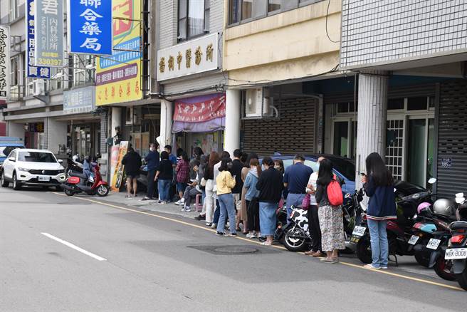 快筛之乱，不仅民眾排队买快筛，连卫生所人员也为领取分送快筛所苦，（谢明俊摄）