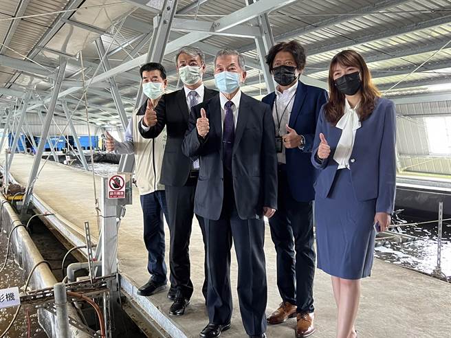 行政院副院長沈榮津(中)參觀「智慧漁電共生溫室大棚及養殖數位分身示範基地」。(台南市經發局提供／劉秀芬台南傳真)