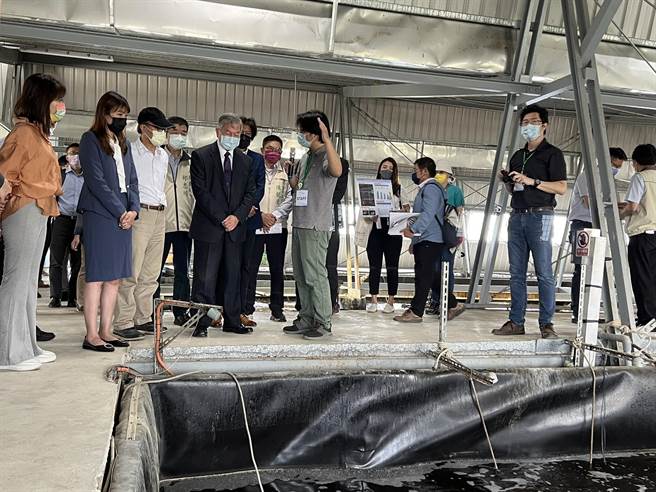 行政院副院長沈榮津參觀「智慧漁電共生溫室大棚及養殖數位分身示範基地」。(台南市經發局提供／劉秀芬台南傳真)