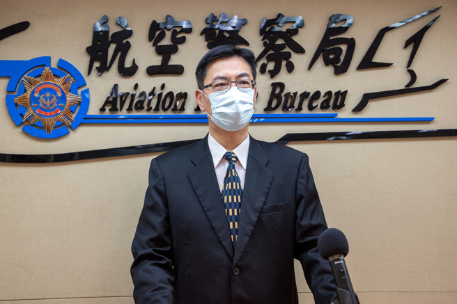 辍魏姓少年因疫情影响无法出国，加上俄乌战争造成情绪沮丧，竟在随星宇航空及长荣航空网站留言要炸桃园机场，留言IP遭航警局查缉到案，航警讯后依涉嫌民用航空法及刑法恐吓罪嫌，将魏姓少年移送臺湾桃园地方法院少年法庭。图为航警局刑警大队副大队长陈沛澍说明案情。（陈麒全摄）