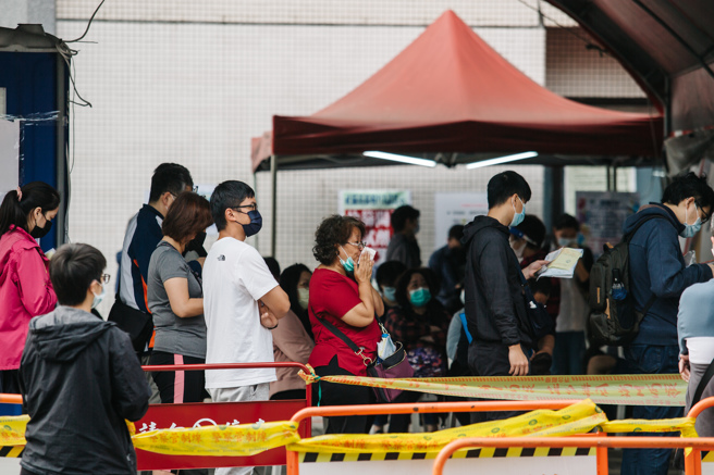 一名女網友好奇，有沒有網友跟她一樣擔心染疫，意外引起討論。圖為民眾在北市快篩陽急門診外排隊採檢。（郭吉銓攝）