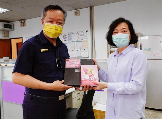新莊警分局長林溫柔致贈提拉米蘇及面膜給女性同仁，提前為她們慶祝母親節。（警方提供）