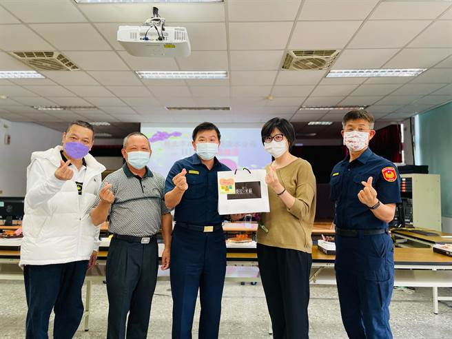 淡水警分局長也不約而同送上提拉米蘇蛋稿給分局的女姓同仁。（警方提供）