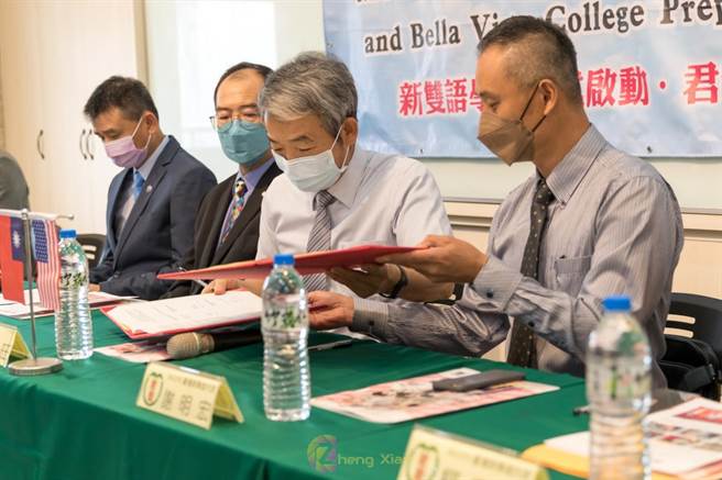 苗栗县私立君毅高中6日与美国贝拉维斯塔大学预备学校，签定姐妹校暨双联文凭合作方案备忘录。（君毅中学提供／谢明俊苗栗传真）
