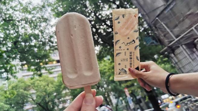 （「黄亚细肉骨茶」携手「全家」便利超商推出各式联名商品，其中包括有浓浓胡椒香、蒜香，再加入以白巧克力包覆的「胡椒白酱雪糕」。图／黄亚细肉骨茶提供）