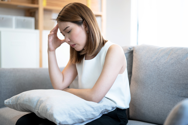 1名女网友日前在婆家坐月子，她发现亲友为她订的12只全鸡，婆婆煮完后，端来的餐全是鸡胸、鸡头、鸡脚，完全不见鸡腿。（示意图，达志影像/shutterstock）