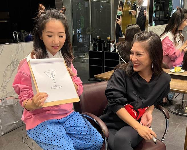 艾怡良（右）作客陶子主持的网路节目。（Wow 桃姐频道团队提供）