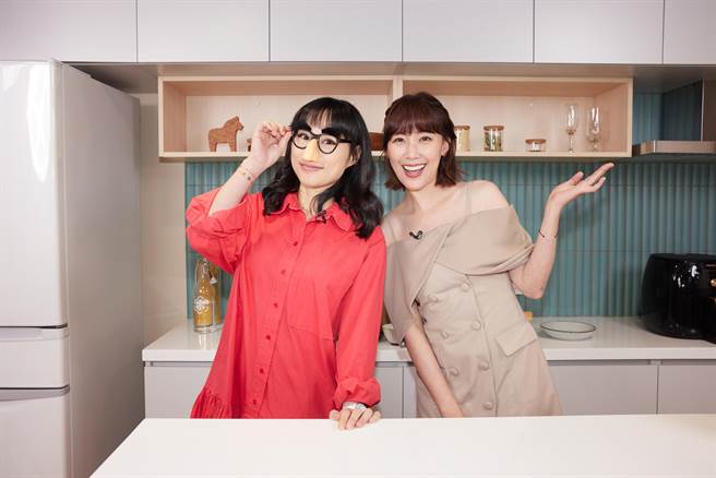 李懿（左）访问宅女小红。（台湾飞利浦提供）