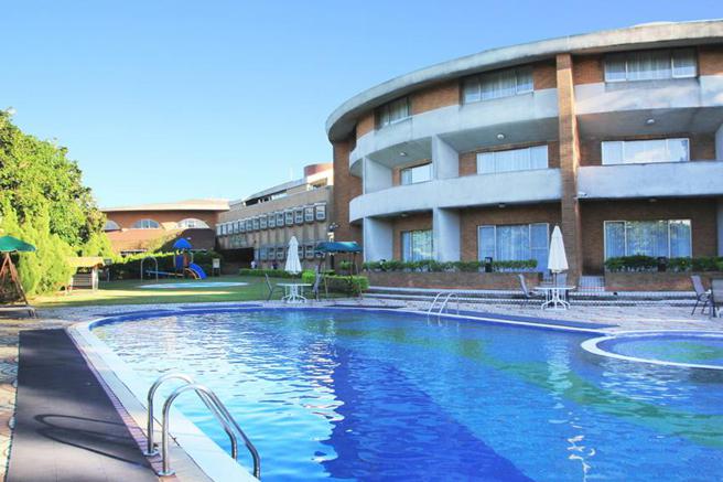 （桃园高尔夫俱乐部悦华大酒店推出「乐园憩桃玩」住房专案，平日四人同行含早餐每人1,514元起。图／桃园高尔夫俱乐部悦华大酒店提供）