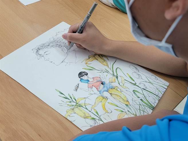 台东最新一期县刊与国立台东女中美术班合作，由学生亲手绘制封面与内页插图，让读者耳目一新。（蔡旻妤摄）