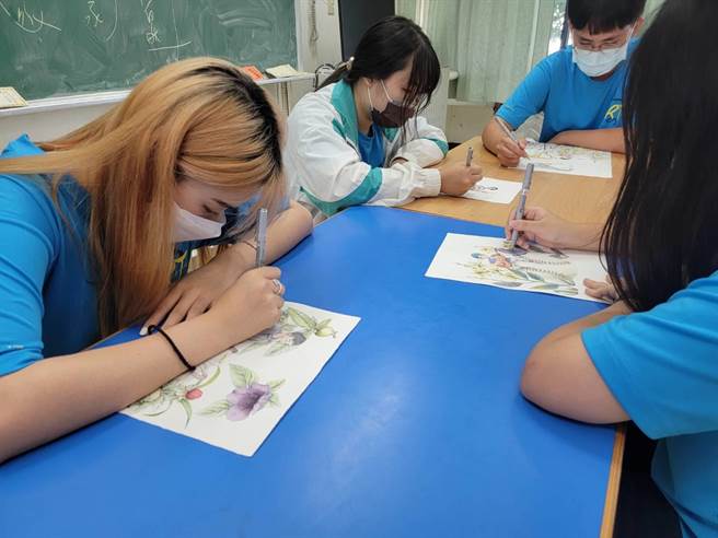 台东最新一期县刊与国立台东女中美术班合作，由学生亲手绘制封面与内页插图，让读者耳目一新。（蔡旻妤摄）