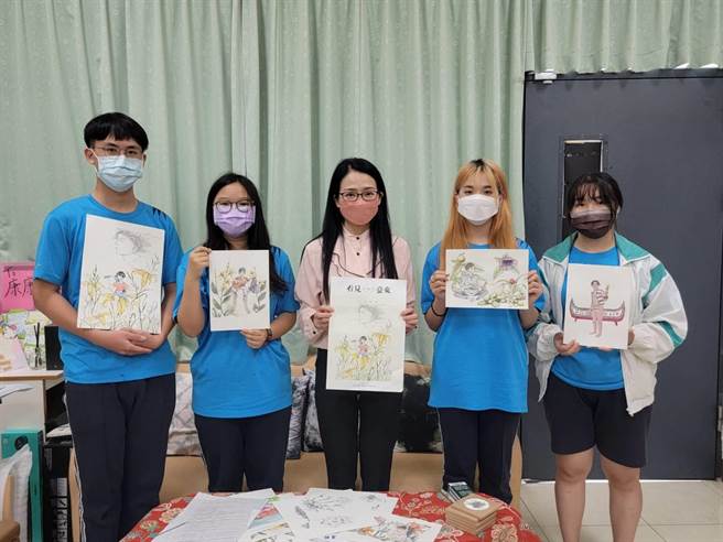 台东最新一期县刊与国立台东女中美术班合作，由学生亲手绘制封面与内页插图，让读者耳目一新。（蔡旻妤摄）