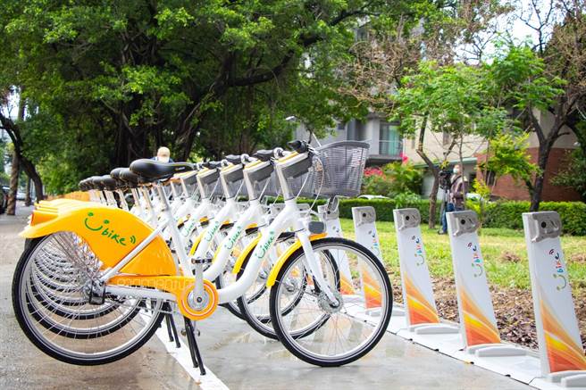 台中市公共自行车升级YouBike 2.0系统站点突破1000站，现已达到1054站，但市区自行车专用道不足，缺乏自行车骑乘空间，对单车通勤族不够友善，难以发挥自行车低碳运具的效果。（市府提供／谢琼云台中传真）