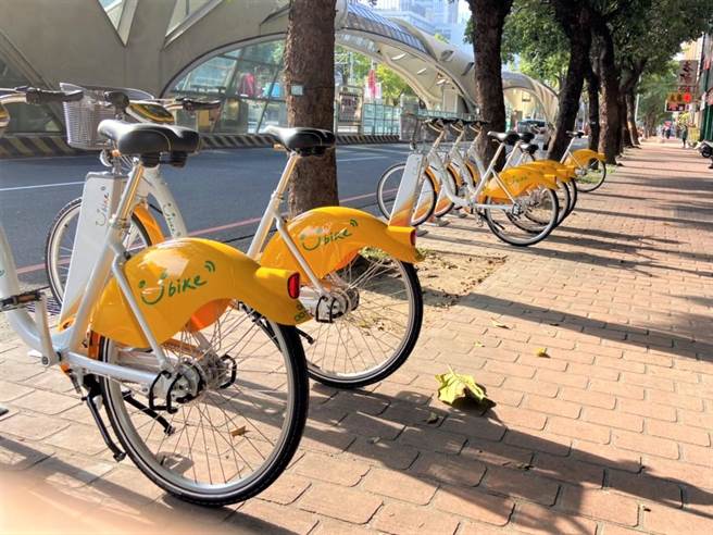 台中市公共自行车升级YouBike 2.0系统站点突破1000站，现已达到1054站，但市区自行车专用道不足，缺乏自行车骑乘空间，对单车通勤族不够友善，难以发挥自行车低碳运具的效果。（市府提供／谢琼云台中传真）