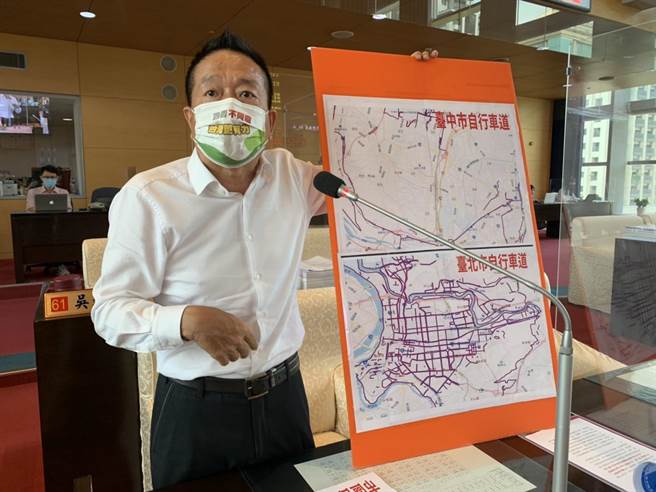 台中市议员何文海称许台中市推广低碳运具的用心，公共自行车站点提前达标突破千站，可惜配到不足，市区缺乏自行车专用道与骑乘空间。（何文海提供／谢琼云台中传真）