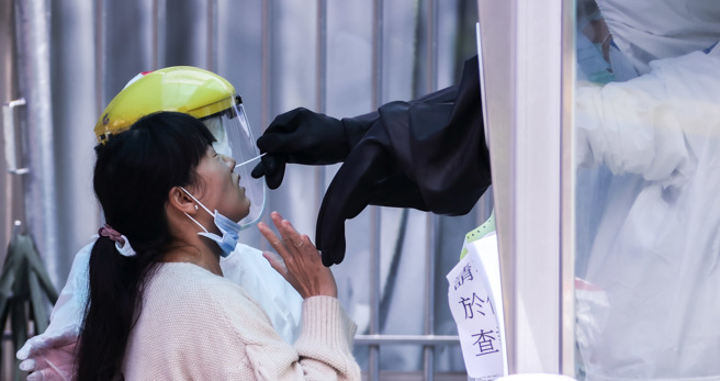 医疗量能无法应付庞大PCR检测，3类人快筛阳性即确诊将在下周上路。(图／罗永铭摄)