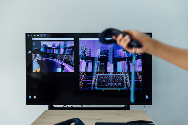 虚拟科技带来新的欢唱体验，当人们戴上VR 头显、按下手持装置，便可登上虚拟舞台。（图／ FIG CREATIVE 芜花菓创意）