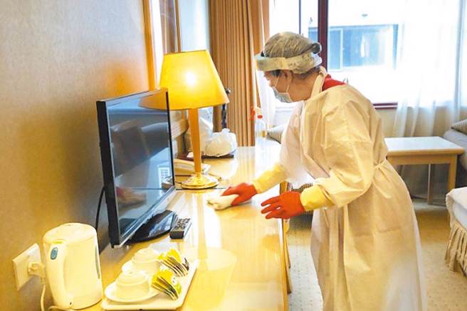 圖為清潔人員為飯店消毒中。(圖／觀旅局)