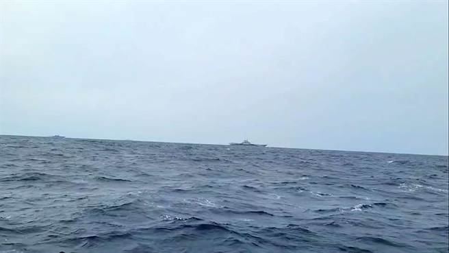 一艘苏澳籍渔船在钓鱼台海域发现大陆航空母舰战斗群，并以手机录下辽寧号画面。（苏澳区渔会提供／李忠一宜兰传真）