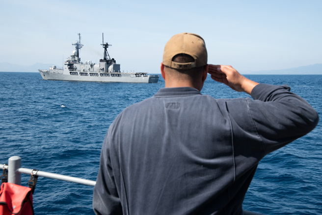 专家指出，小马可仕有望在总统大选中获胜，恐让菲律宾继续倒向北京。图为美军与菲律宾海军「艾卡拉兹号」（BRP Ramon Alcaraz）共同执行任务。（示意图／DVIDS）