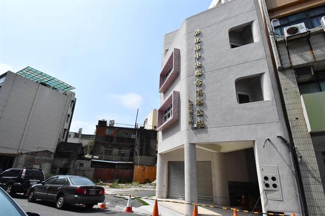 彰化市中央聯合里辦公室旁違建已拆除，先規劃作為停車，方便民眾洽公。（吳敏菁攝）
