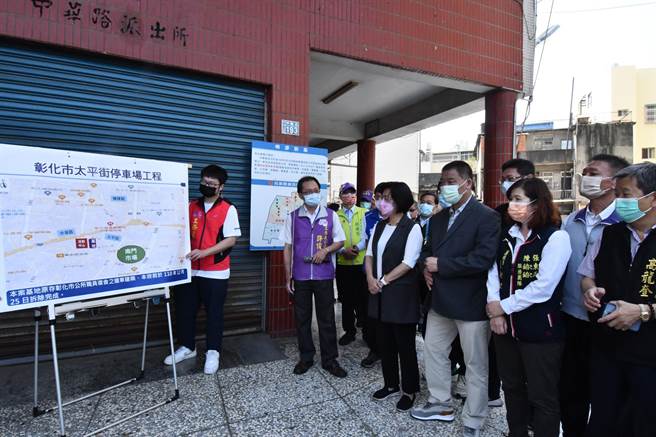 彰化市中央聯合里辦公室旁違建已拆除，先規劃作為停車，方便民眾洽公。（吳敏菁攝）