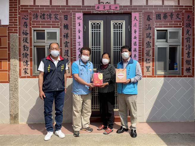 董燊處長與陳文顧鎮長等人向高齡母親陳謝玉燕女士賀節。（縣府提供）