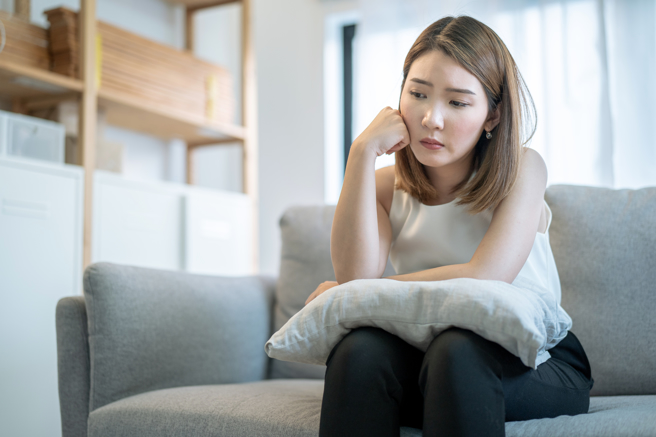 女网友为报復丈夫出轨决定上网约炮，没想到真有名住附近的男子联繫她，当天她从远处发现该男子年约60岁，再近一点看竟是她的公公。（示意图，达志影像/shutterstock）