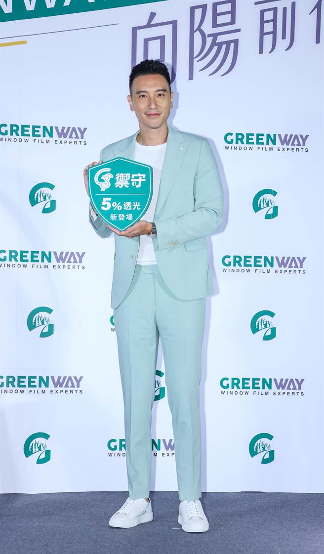 王阳明开心祝福好友瘦子结婚。（罗永铭摄）