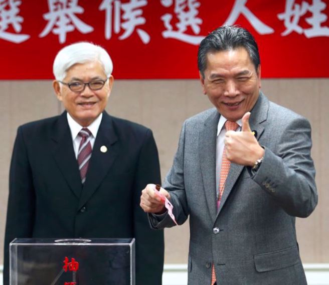 傳出蔡英文總統可望提名親民黨秘書長李鴻鈞（右）擔任監察院副院長。（資料照）