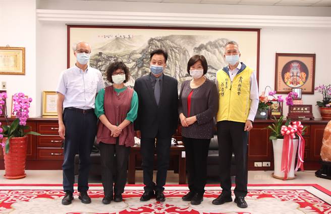 监委纪惠容、王幼玲今天到金门巡察，专程拜会县议长洪允典（中）。（金门县议会提供）