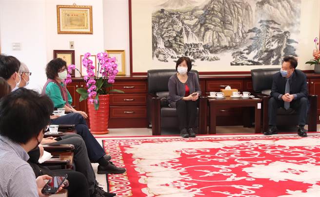 监委纪惠容、王幼玲就金酒、金门大桥和土地陈情案件与县议长洪允典交换意见。（金门县议会提供）