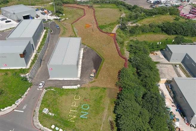 新北市景观处持续推动绿家园计画，4月结合各单位将夏绿地街旁新塭段约968坪国有土地重整，排列出五股夏绿地的意象，提升整体景观品质。（景观处提供）