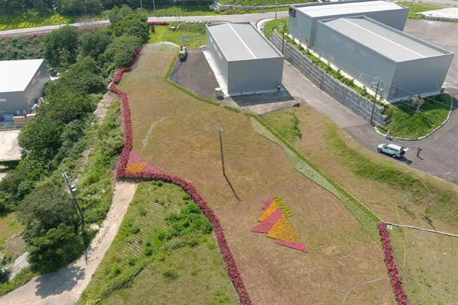 新北市景观处持续推动绿家园计画，4月结合各单位将夏绿地街旁新塭段约968坪国有土地重整，排列出五股夏绿地的意象，提升整体景观品质。（景观处提供）