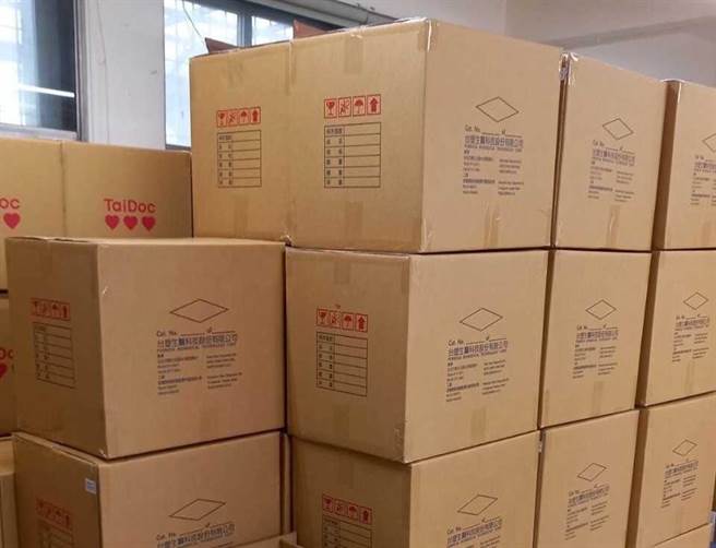 新北市居家照護關懷箱與科技廠、各大電信業者合作，提供免費快篩試劑、免費影音看到飽服務。（經發局提供）