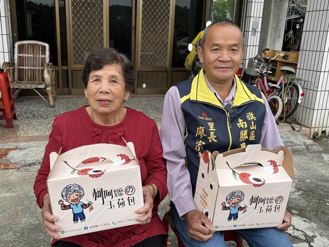 84岁阿嬷柯许美（左） 靠着荔枝养育5名子女成家立业，至今未退休，更自创「柯阿嬷玉荷包」品牌于网路热销，勤奋坚毅的精神让她荣获今年度旗山区模范母亲。（林雅惠摄）