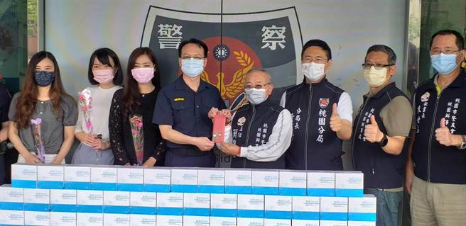 桃园警察分局分局长黄富村与警友办事处主任简宝鋐准备了康乃馨、健康益生菌等礼物。（警方提供）