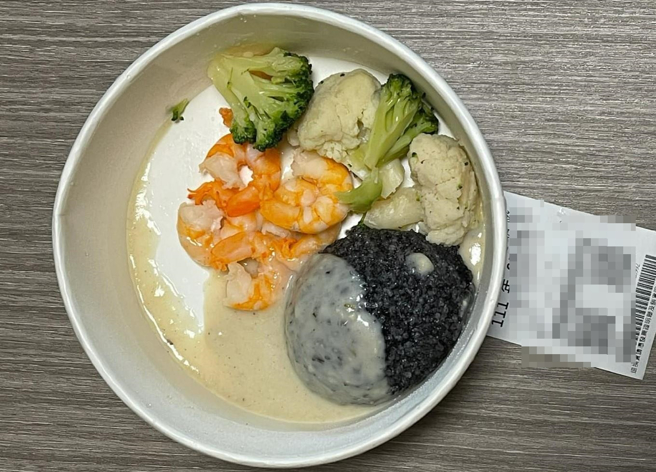 网友到IKEA外带1份新餐点「鲜虾墨鱼饭佐野菇白酱」，广告照片中餐点不但布满盘子，虾子、蔬菜也都鲜艳饱满，但他拿到实物后发现差很多。（翻摄自脸书「爆料公社」）
