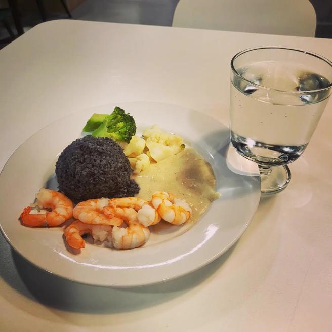 不过也有网友说内用的餐点比较没有差别，「他们重量都是符合的，摆盘就......我就想起高中西餐老师说的话....摆盘是很重要的」。（翻摄自脸书「爆料公社」）