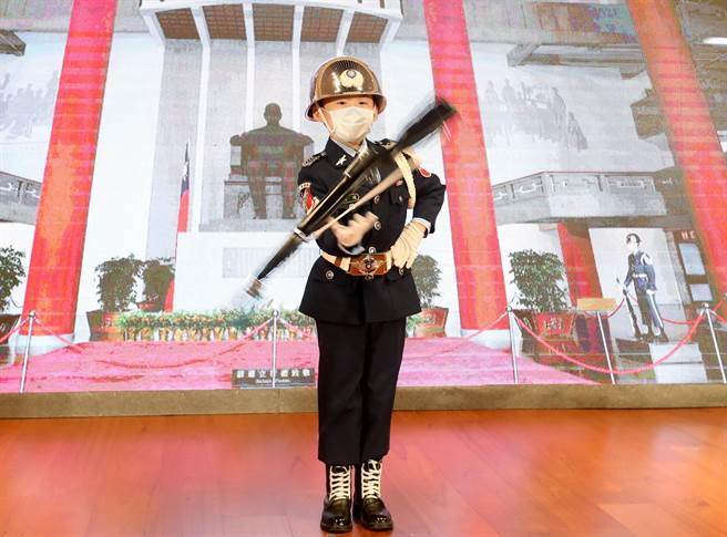 国父纪念馆5日举行五十周年馆庆活动启动仪式，由7岁小礼兵（孙孙）操枪表演开场。（郑任南摄）