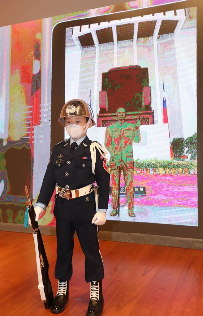 国父纪念馆5日举行五十周年馆庆活动启动仪式，由7岁小礼兵（孙孙）操枪表演开场，与漫游国父纪念馆APP互动合照。（郑任南摄） 